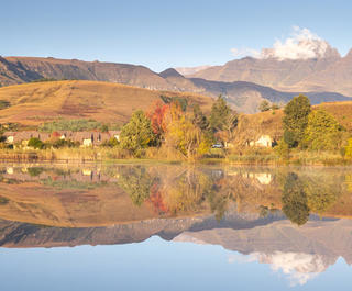 A view of the Drakensberg mountain range, which can be visited with a cheap Drakensberg holiday package from Flight Centre.